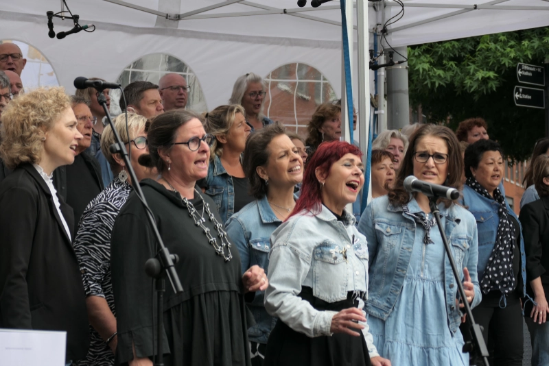 Leden van het koor in zingen.