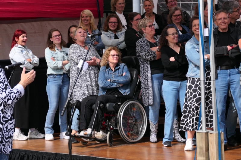 Foto van leden tijdens een optreden.